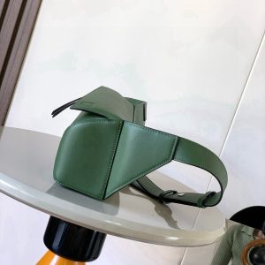 Loewe Puzzle Mini Heuptas - Premium 1:1 Replica in Echt Groen Kalfsleer 1154893155 - side view